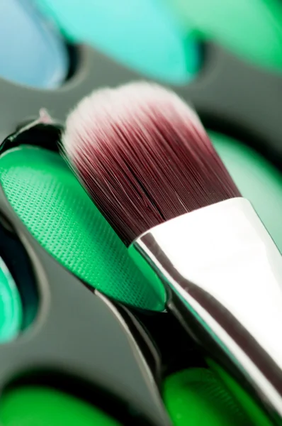 Ombretti multicolori con pennello cosmetico — Foto Stock