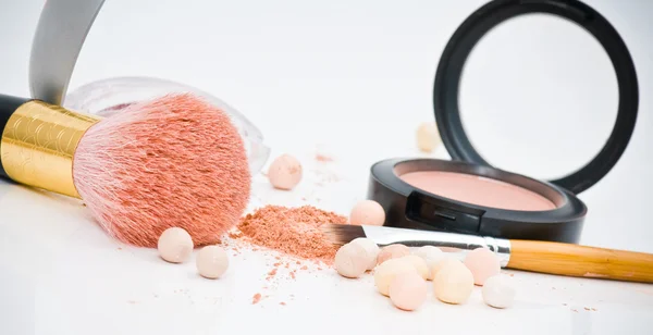 Make-up Lidschatten und Kosmetikpinsel — Stockfoto