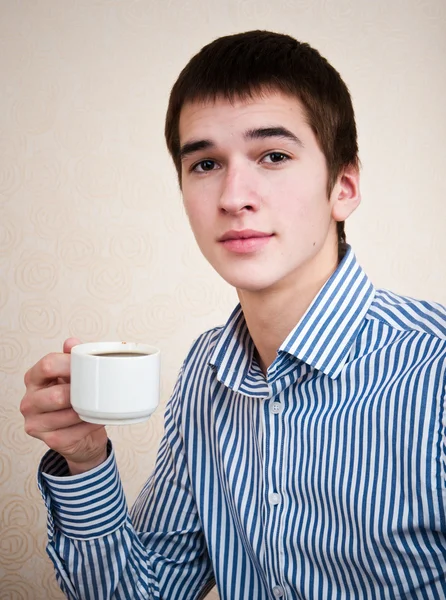 Młody człowiek uśmiechający się zadowolony, picie kawy, na zewnątrz — Zdjęcie stockowe
