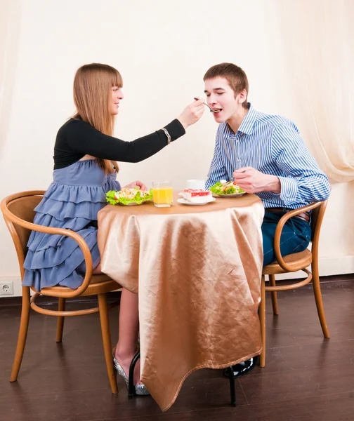 年轻夫妇享受餐、 吃饭在一起 — 图库照片