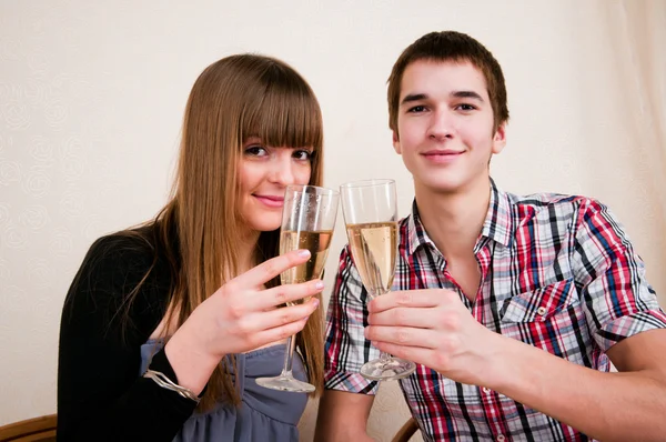 Jovem, atraente, feliz, casal sorridente comemorando com champa — Fotografia de Stock