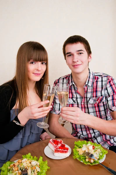 Молодая, привлекательная, счастливая, улыбающаяся пара празднует с шампанским — стоковое фото