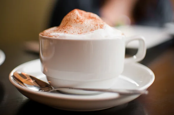 Egy cappuccino csésze tejhab és fahéjjal — Stock Fotó