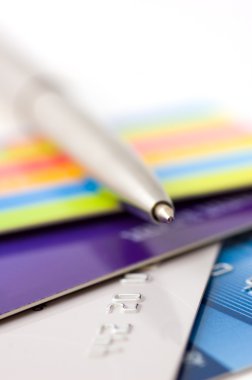 Kredi kartı ve kalem.