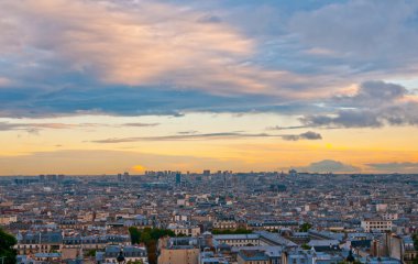 sacre coeur yaz günbatımında Paris manzarası.