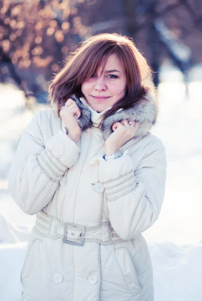 Ung kvinna vintern porträtt. grunt dof. — Stockfoto