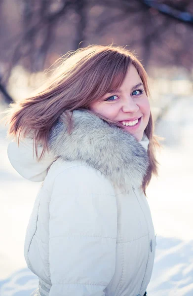 Fiatal nő téli portré. sekély dof. — Stock Fotó