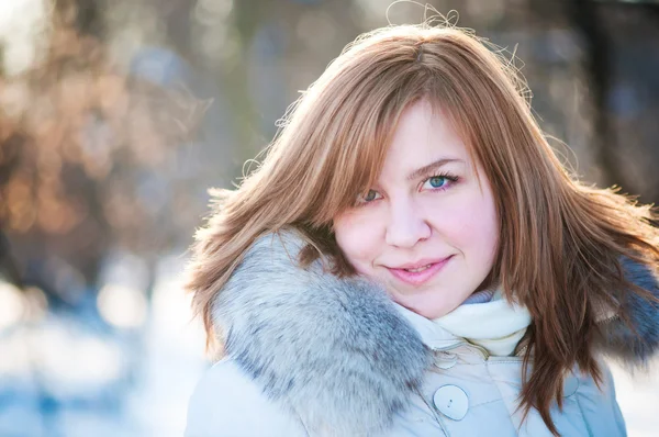 Genç kadın kış portresi. sığ dof. — Stok fotoğraf