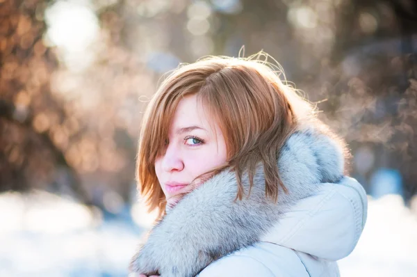 Retrato de invierno de mujer joven. Dof poco profundo . — Foto de Stock