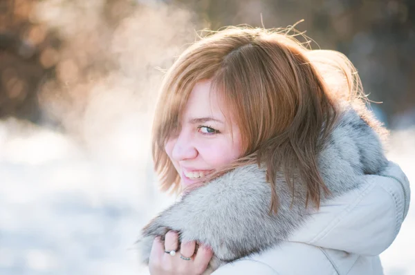 Fiatal nő téli portré. sekély dof. — Stock Fotó