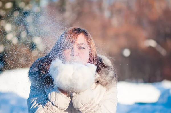 젊은 여자 겨울 초상화입니다. 얕은 dof. — 스톡 사진
