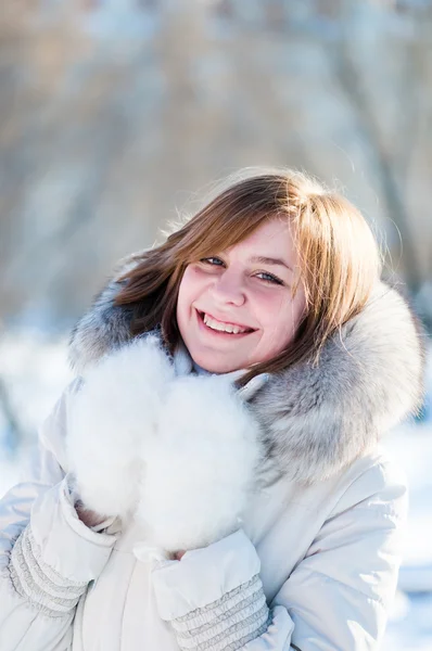 Mladá žena zimní portrét. mělké dof. — Stock fotografie