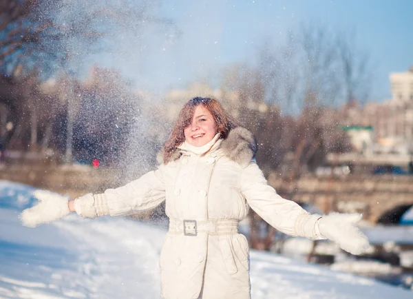 Winterporträt einer jungen Frau. flacher dof. — Stockfoto