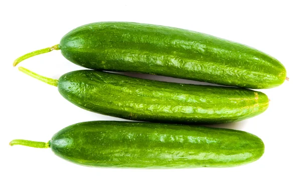 Gezonde voeding. de groene komkommers geïsoleerd op witte achtergrond — Stockfoto
