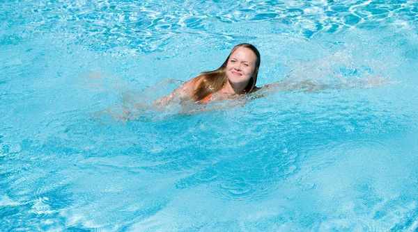 Mädchen schwimmen — Stockfoto