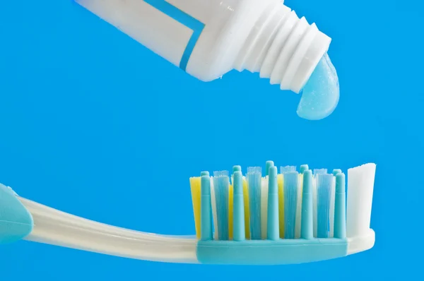 Escova dentária e tubo com pasta . — Fotografia de Stock