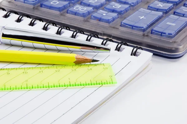 Notebook, esferográfica e calculadora — Fotografia de Stock