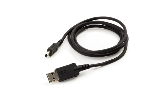Câble USB avec mini-USB posé sur un fond blanc — Photo