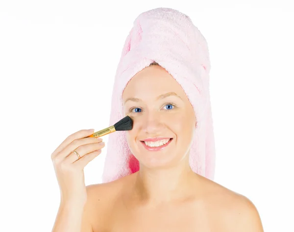 Mooie jonge vrouw met een make-up borstel. Geïsoleerd op witte rug — Stockfoto