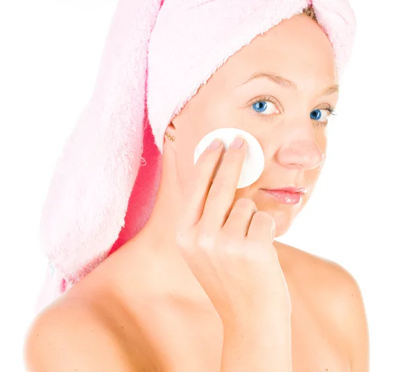 Schöne junge Frau entfernt Kosmetika mit Reinigungspad — Stockfoto