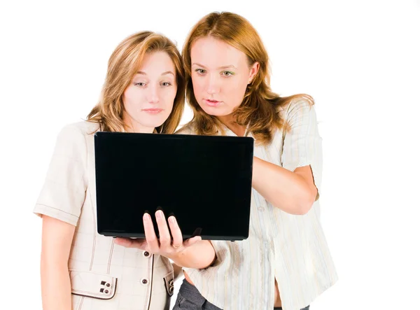 Дві молоді ділові жінки працюють на ноутбуці . — стокове фото