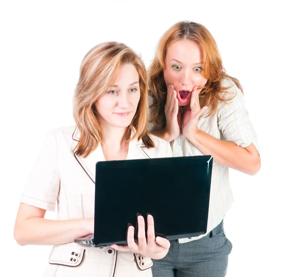 Två unga affärskvinnor arbetar på bärbar dator. — Stockfoto