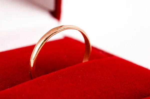白い背景の結婚指輪 — ストック写真