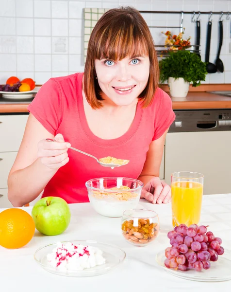Vacker kvinna med en hälsosam frukost — Stockfoto