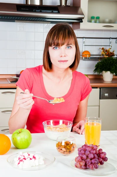 Mulher bonita tendo um café da manhã saudável — Fotografia de Stock