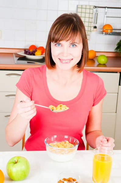 Schöne Frau beim gesunden Frühstück — Stockfoto