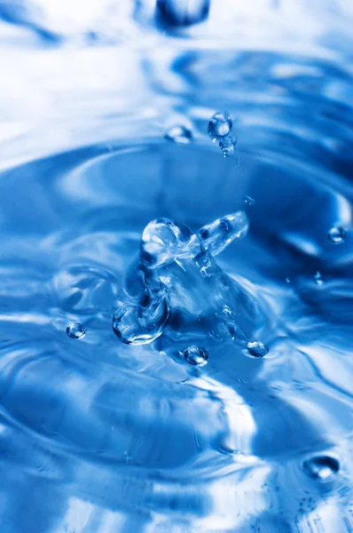 Mavi su sıçraması — Stok fotoğraf