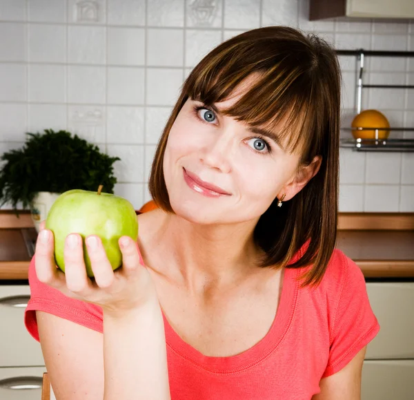 Glad kvinna med äpple — Stockfoto