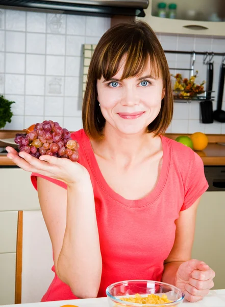 Молодая счастливая женщина с виноградом — стоковое фото