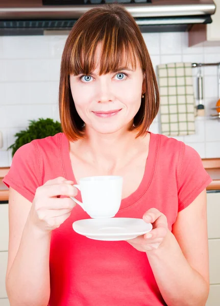 Mladá žena těší šálek kávy — Stock fotografie