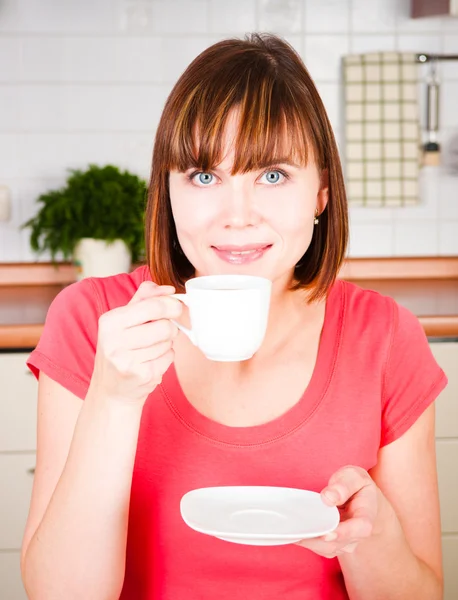 Młoda kobieta przy filiżance kawy — Zdjęcie stockowe