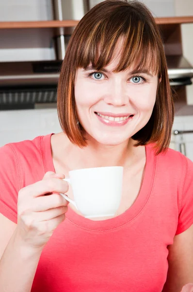 Jonge vrouw genieten van een kopje koffie — Stockfoto