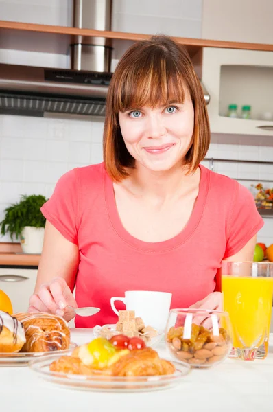 아름 다운 여자는 건강 한 아침 식사 — 스톡 사진