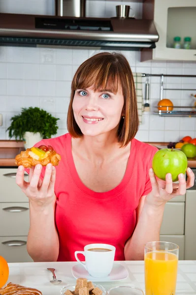 Mujer joven elige una dieta saludable — Foto de Stock