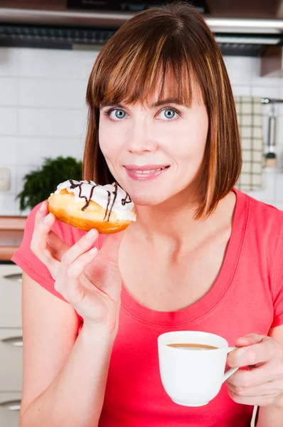 Mladá žena se těší šálek kávy a prstencového grafu — Stock fotografie