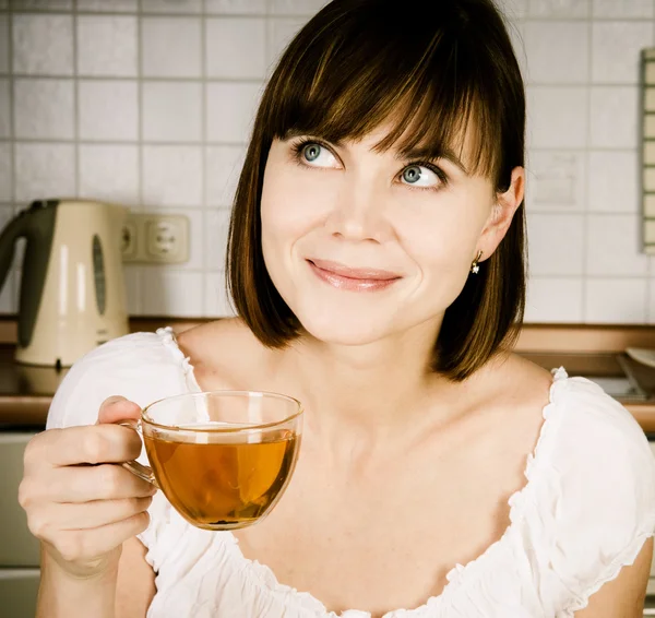 Jonge succesvolle vrouw, genieten van een kopje koffie in haar huis. — Stockfoto