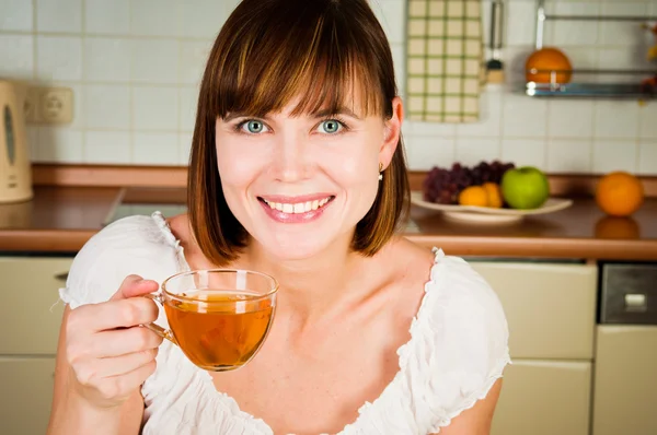Młody piękny szczęśliwą kobietą z herbaty — Zdjęcie stockowe