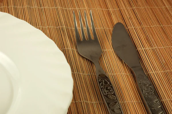 Пустая тарелка, вилка и нож — стоковое фото