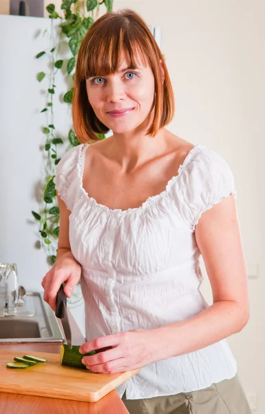 Kvinna förbereda något att äta — Stockfoto