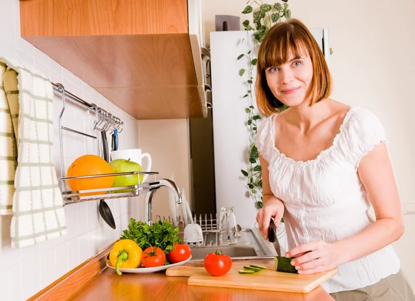 Vida doméstica: mulher preparando algo para comer — Fotografia de Stock