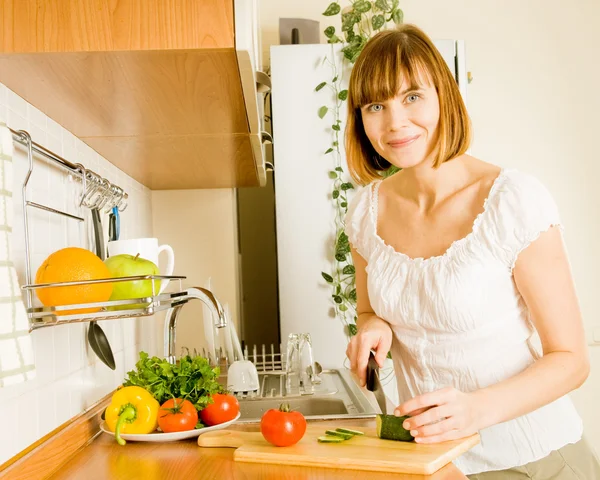 Vida doméstica: mulher preparando algo para comer — Fotografia de Stock