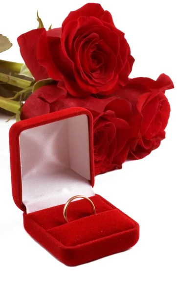 Růže a snubní prsten — Stock fotografie