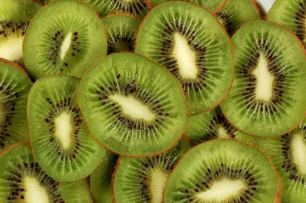 Groene achtergrond segmenten kiwi — Stockfoto