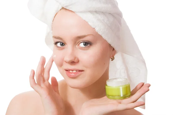 Giovane ragazza con asciugamano sulla testa e crema . — Foto Stock