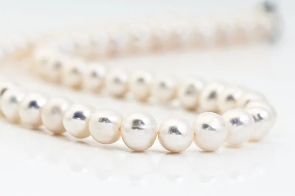 Stringa di perle sopra bianco — Foto Stock