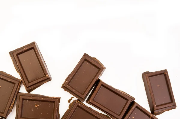 Kawałki czekolady na biały — Zdjęcie stockowe